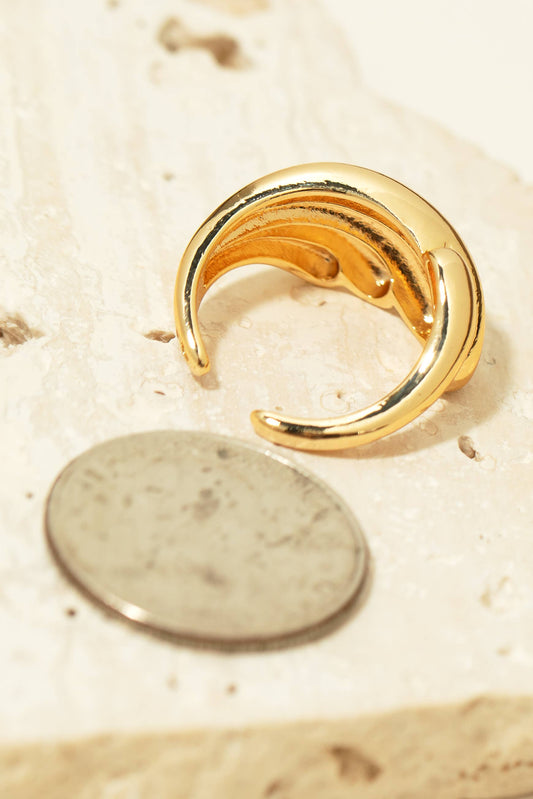 Ribbed Wave Statement Ring: Silver