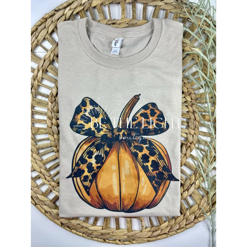 Pumpkin with Bow (T-Shirt): Jerzee Tan / Medium